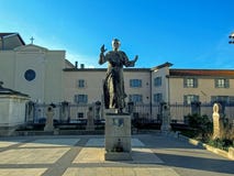 教皇约翰・保罗二世,天主教的头的纪念碑,在Fourviere小山上面在利昂,法国 免版税库存照片 教皇约翰・保罗二世,天主教的头的纪念碑,在Fourviere小山上面在利昂,法国 免版税库存照片